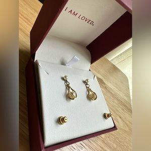 Vintage Gold Pearl 🦪 Drop Earrings